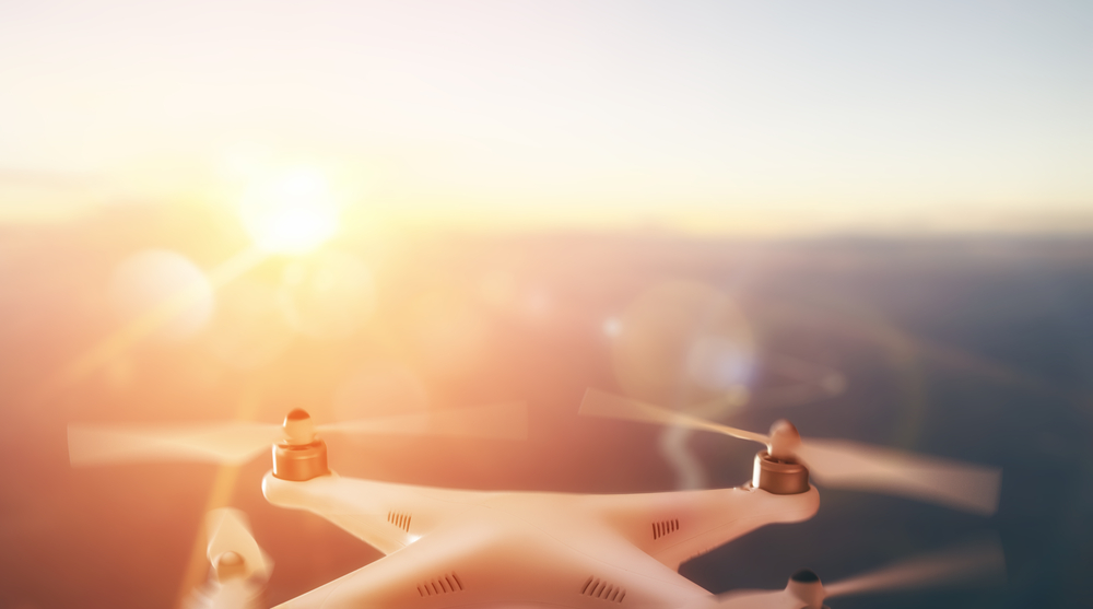 The,Drone,In,The,Sunset,Sky.,Close,Up,Of,Quadrocopter aerial visuals drone beelden hoofd foto